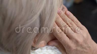 老年妇女按摩太阳穴、偏头痛、<strong>高血压</strong>治疗